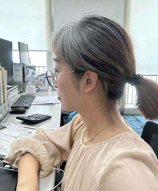 Tóc bạc không phải nỗi sợ: 5 kiểu tóc giúp phụ nữ trung niên đẹp rạng ngời mà không cần nhuộm- Ảnh 10. Tóc bạc không phải nỗi sợ: 5 kiểu tóc giúp phụ nữ trung niên đẹp rạng ngời mà không cần nhuộm- Ảnh 10.