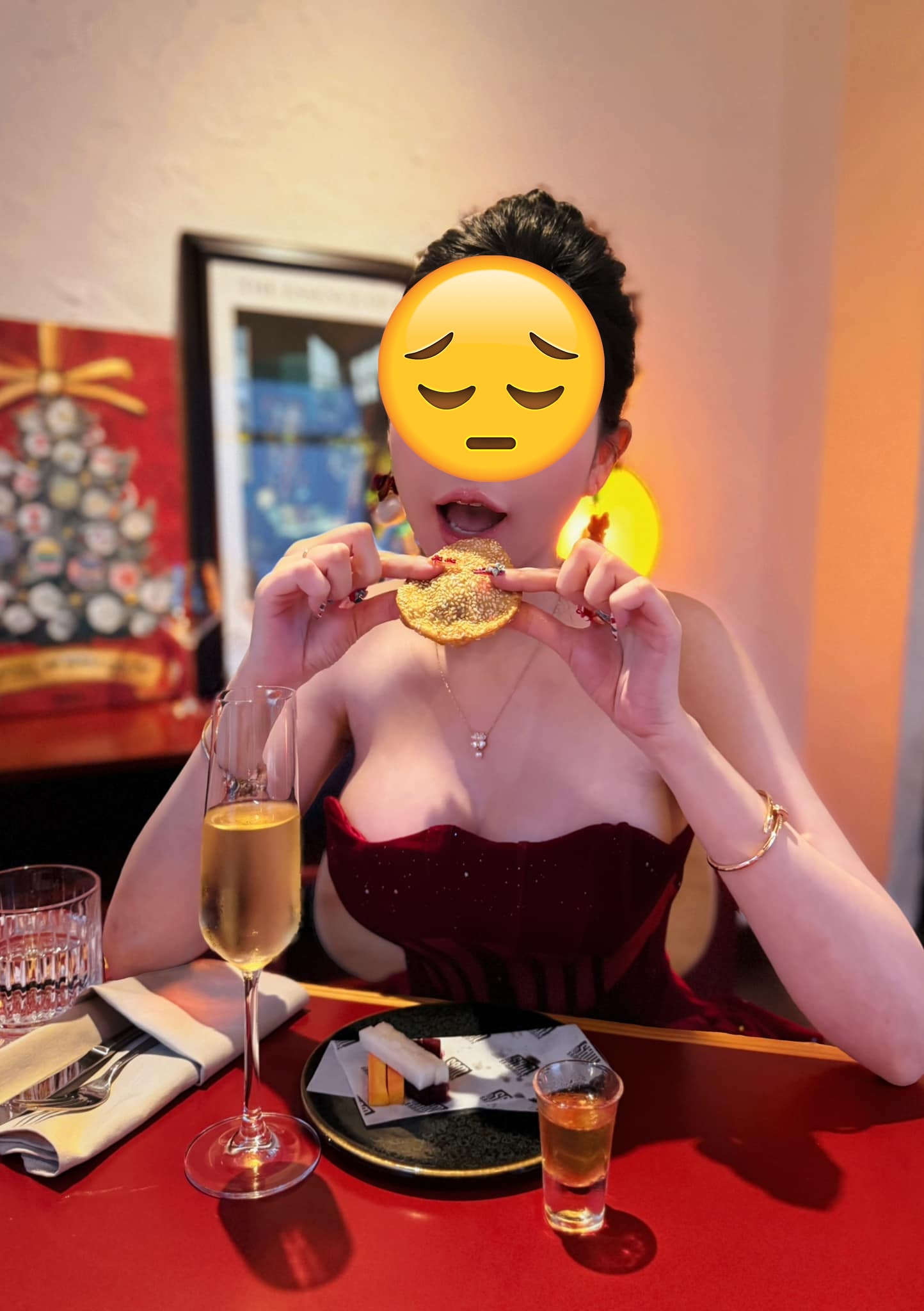 Hot girl "tiến sĩ" liên tục bị check var Hot girl "tiến sĩ" liên tục bị check var