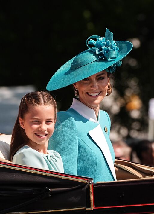 Vương phi Kate và Công chúa Charlotte diện đồ ton-sur-ton tại Trooping the Colour, netizen gọi là “cặp mẹ con biểu tượng nhất hoàng gia”- Ảnh 2.