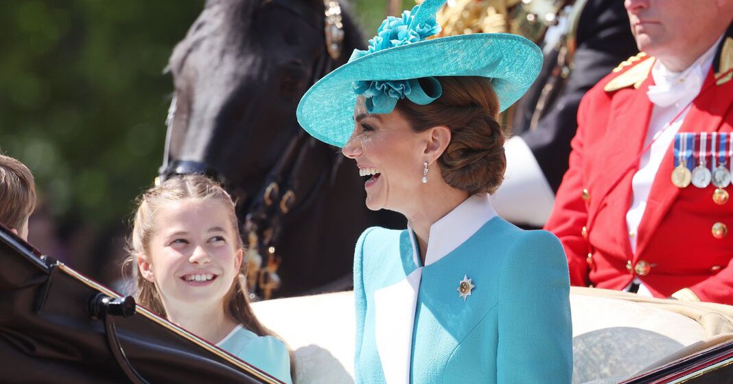 Vương phi Kate và Công chúa Charlotte diện đồ ton-sur-ton tại Trooping the Colour, netizen gọi là “cặp mẹ con biểu tượng nhất hoàng gia”