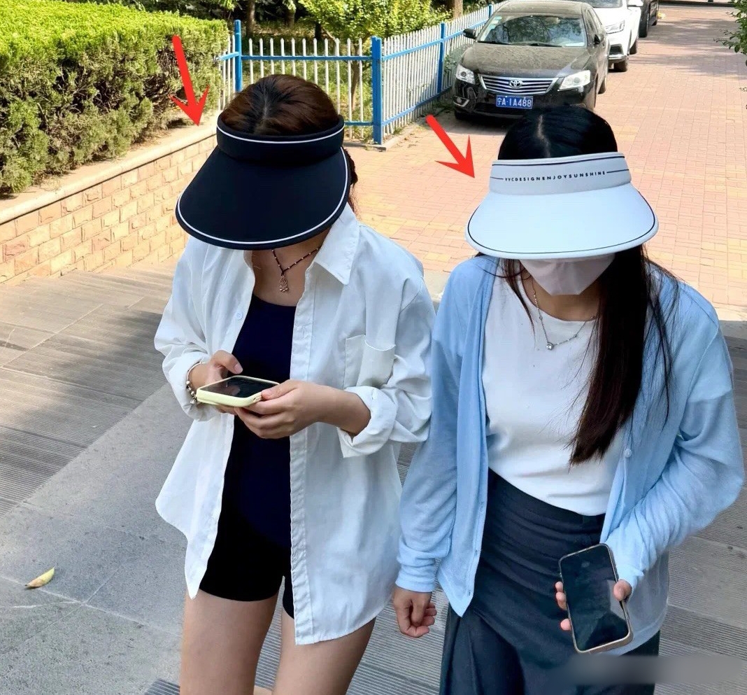 Lời khuyên cho phụ nữ trung niên: 3 kiểu mũ "dù có cho cũng đừng đội" vì vừa rẻ tiền vừa không chống nắng!- Ảnh 5. Lời khuyên cho phụ nữ trung niên: 3 kiểu mũ "dù có cho cũng đừng đội" vì vừa rẻ tiền vừa không chống nắng!- Ảnh 5.