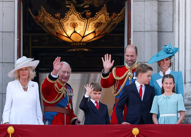 Cuộc trò chuyện của Vua Charles và Thân vương William trên ban công Cung  điện Buckingham gửi đi một thông điệp rõ ràng đến Harry