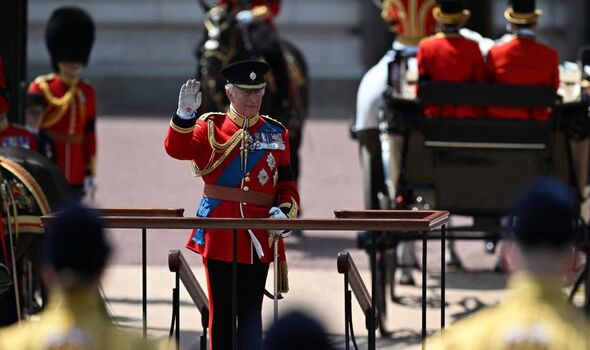 Bí mật bên trong Cung điện Buckingham: Các thành viên Hoàng gia Anh làm gì sau khi xuất hiện ở ban công?- Ảnh 2.