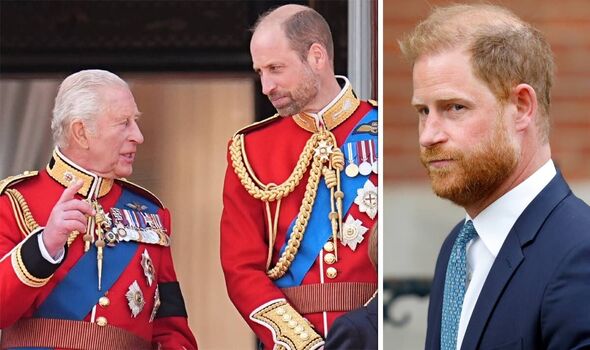 Cuộc trò chuyện của Vua Charles và Thân vương William trên ban công Cung điện Buckingham gửi đi một thông điệp rõ ràng đến Harry- Ảnh 1.