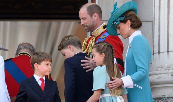 Bí mật bên trong Cung điện Buckingham: Các thành viên Hoàng gia Anh làm gì sau khi xuất hiện ở ban công?- Ảnh 1.