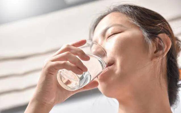 Nếu cứ uống nước như thế này, mạch máu của bạn sẽ bị hủy hoại: Có 3 điều không nên làm khi uống nước