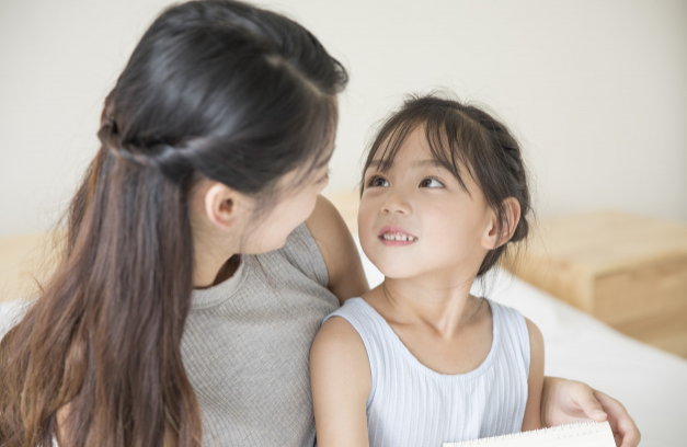 Chỉ một thói quen trước giờ ngủ, mẹ thấy con thay đổi tính cách rõ rệt sau 6 tháng - Ảnh 1.