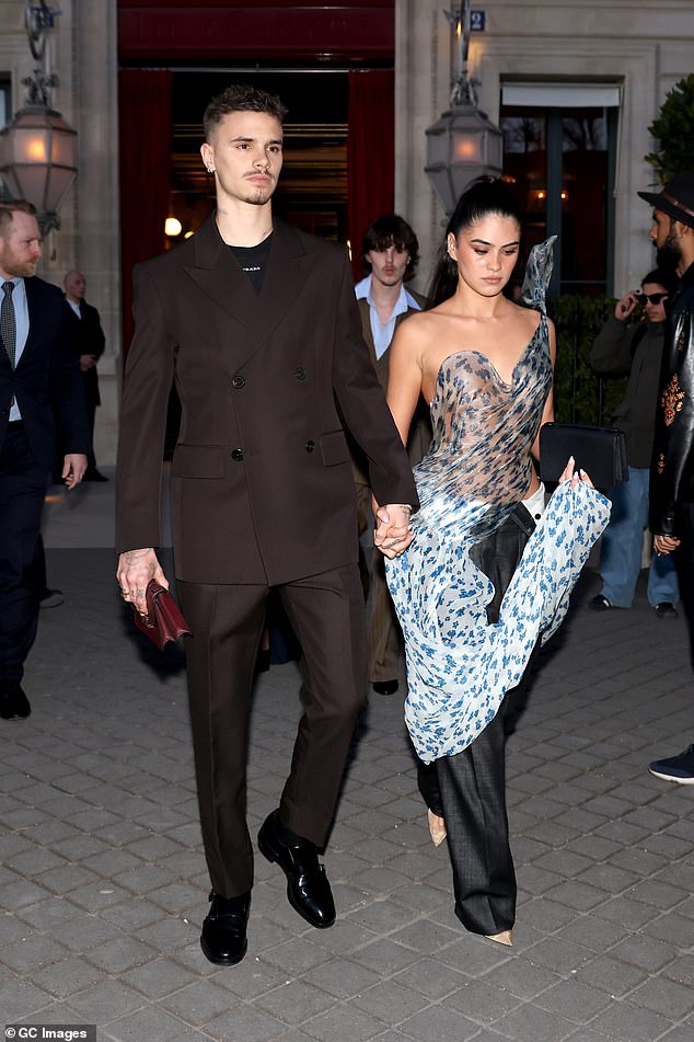 Cậu 2 nhà Beckham đăng bài ẩn ý khi bạn gái cũ tiết lộ
về mối quan hệ quá khứ với cậu cả Brooklyn- Ảnh 3. Cậu 2 nhà Beckham đăng bài ẩn ý khi bạn gái cũ tiết lộ
về mối quan hệ quá khứ với cậu cả Brooklyn- Ảnh 3.