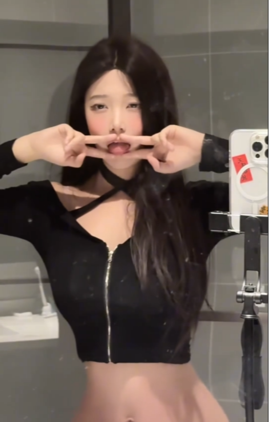 Hot girl "muốn nổi", chiêu trò cố tình bất chấp để câu view từ người xem?- Ảnh 2. Hot girl "muốn nổi", chiêu trò cố tình bất chấp để câu view từ người xem?- Ảnh 2.