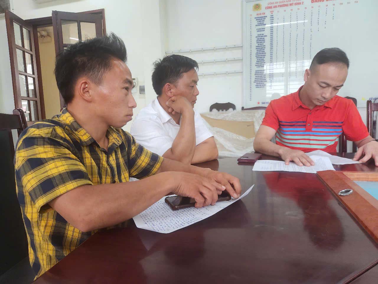 Vụ tài xế taxi "chặt chém" 2 người vùng cao 4,2 triệu đồng: Tạm giữ 3 đối tượng liên quan- Ảnh 1.