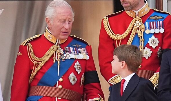 Chuyên gia đọc khẩu hình tiết lộ lời thì thầm đáng yêu của Vua Charles dành cho Hoàng tử Louis khiến fan tan chảy- Ảnh 1.