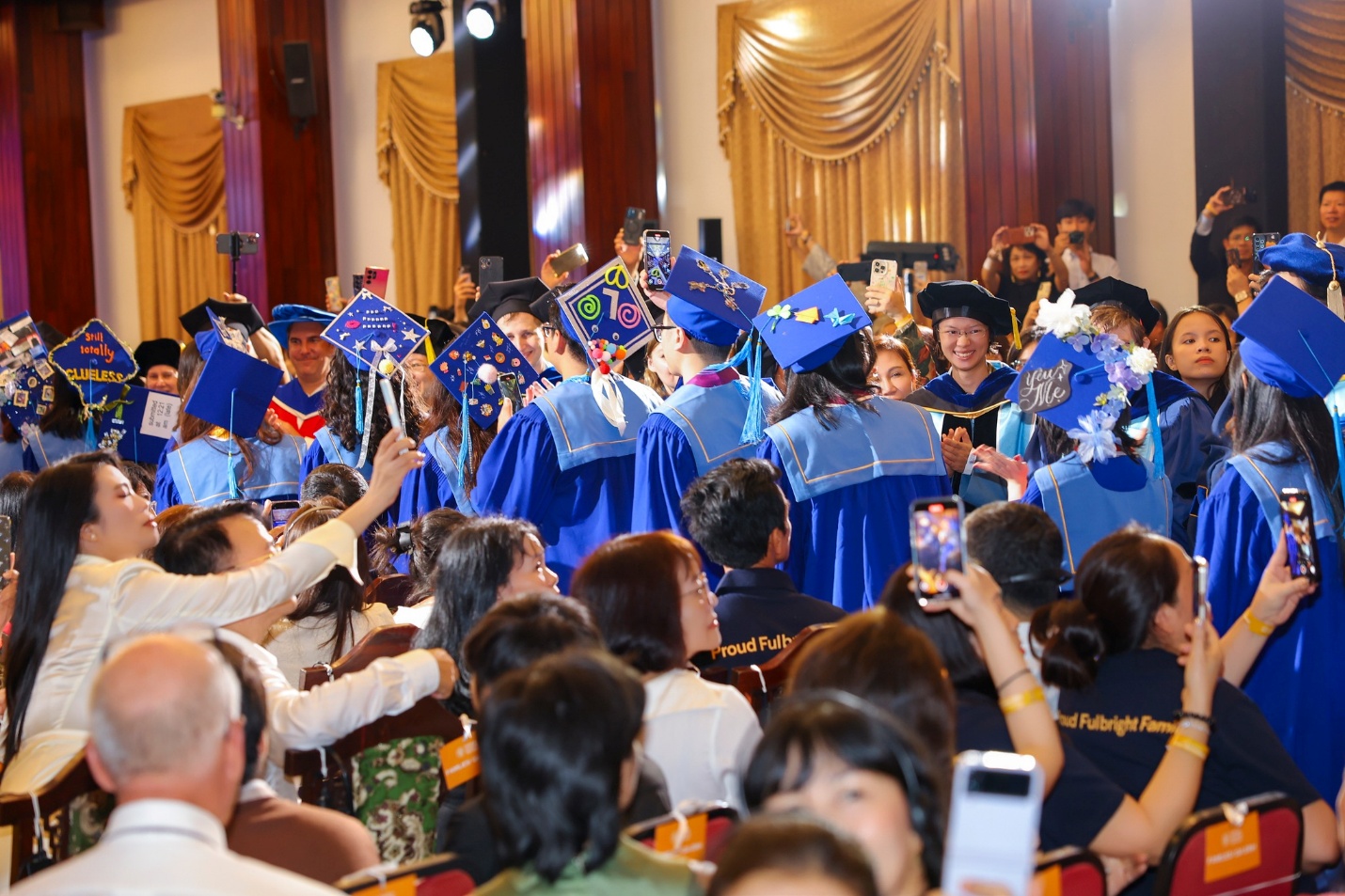 Những khoảnh khắc và câu chuyện được kể tại Lễ Tốt nghiệp 2025 của Trường Fulbright- Ảnh 1.
