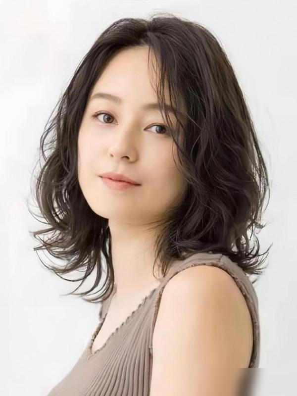 Chị em tuổi trung niên lưu ý: 3 kiểu tóc này sẽ khiến bạn trông già và kém sang- Ảnh 6. Chị em tuổi trung niên lưu ý: 3 kiểu tóc này sẽ khiến bạn trông già và kém sang- Ảnh 6.