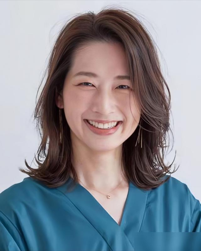 Chị em tuổi trung niên lưu ý: 3 kiểu tóc này sẽ khiến bạn trông già và kém sang- Ảnh 7. Chị em tuổi trung niên lưu ý: 3 kiểu tóc này sẽ khiến bạn trông già và kém sang- Ảnh 7.