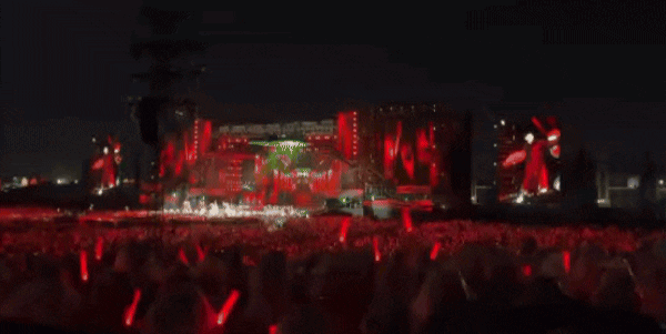 Truyền thông quốc tế nói về cảnh tượng sấm sét chói lòa tại concert Chông Gai, netizen tranh cãi dữ dội- Ảnh 2.