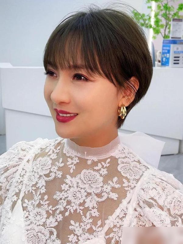 Chị em tuổi trung niên lưu ý: 3 kiểu tóc này sẽ khiến bạn trông già và kém sang- Ảnh 5. Chị em tuổi trung niên lưu ý: 3 kiểu tóc này sẽ khiến bạn trông già và kém sang- Ảnh 5.