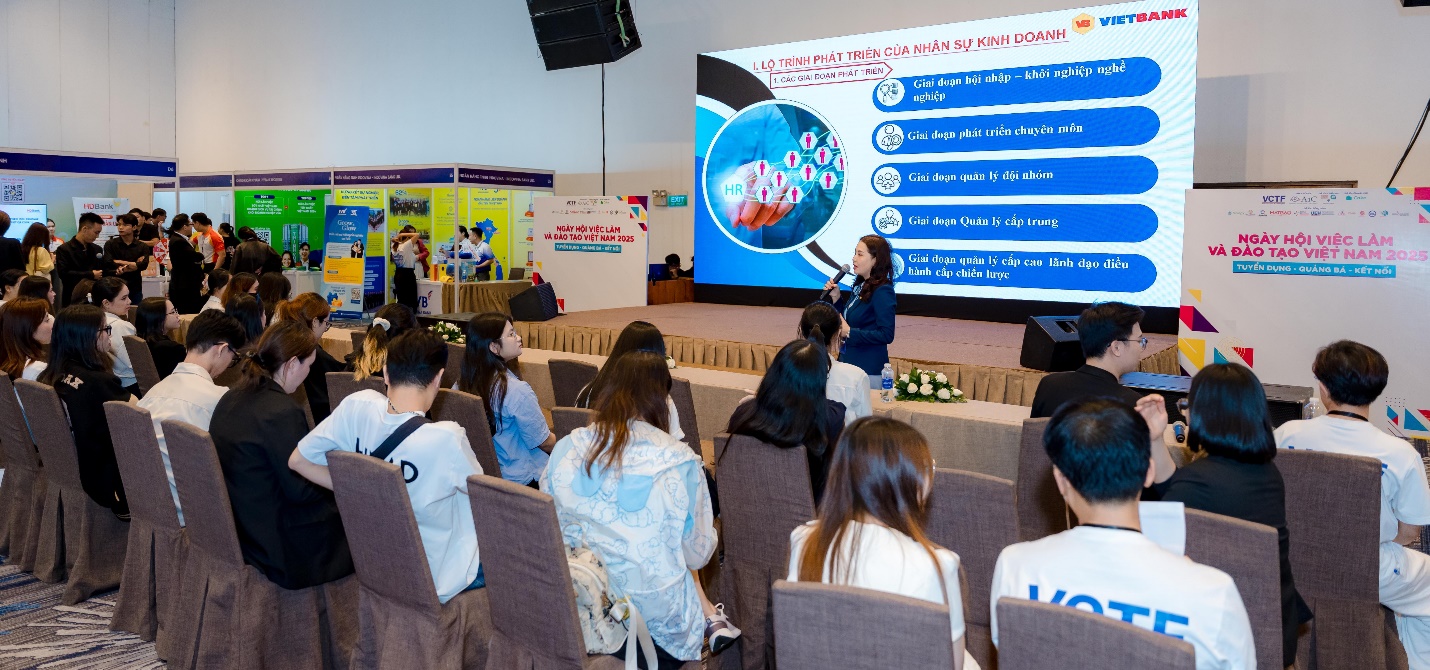 Vietbank nổi bật tại Ngày hội Việc làm và Đào tạo VCTF Vietnam 2025- Ảnh 1.
