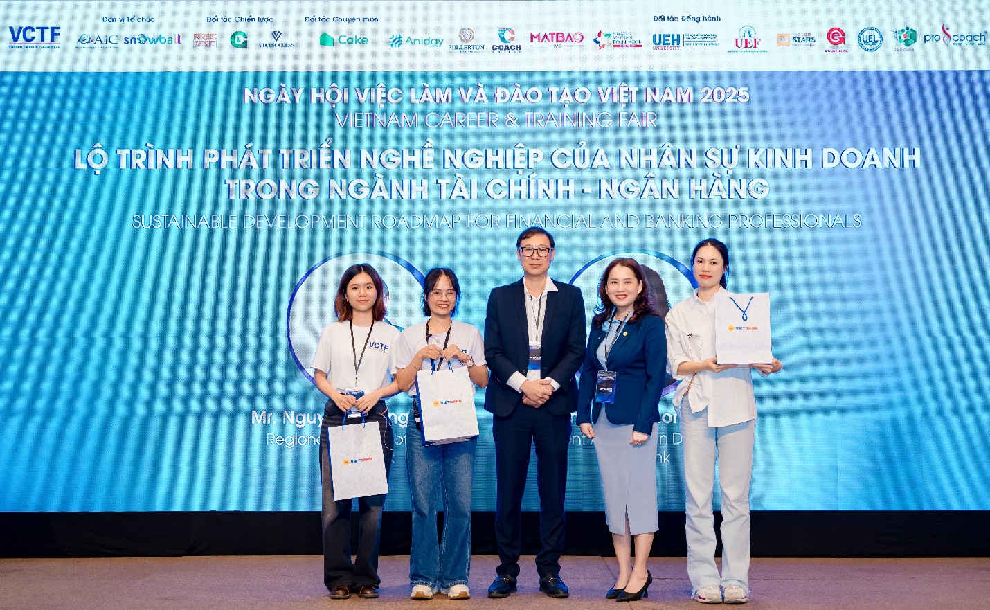 Vietbank nổi bật tại Ngày hội Việc làm và Đào tạo VCTF Vietnam 2025- Ảnh 2.