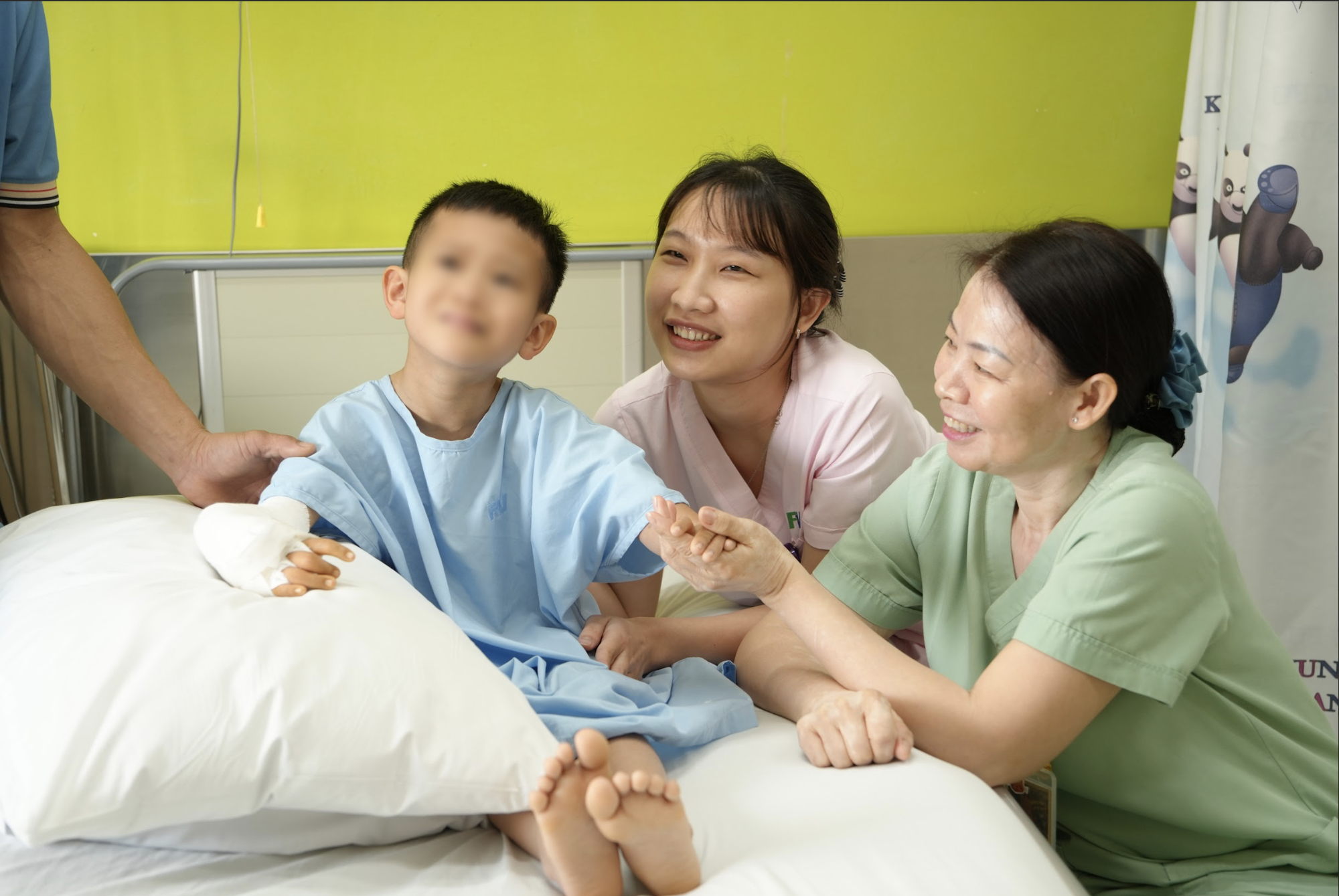 Hành trình tìm lại đôi tay lành lặn cho cậu bé mê hát dân ca- Ảnh 1.