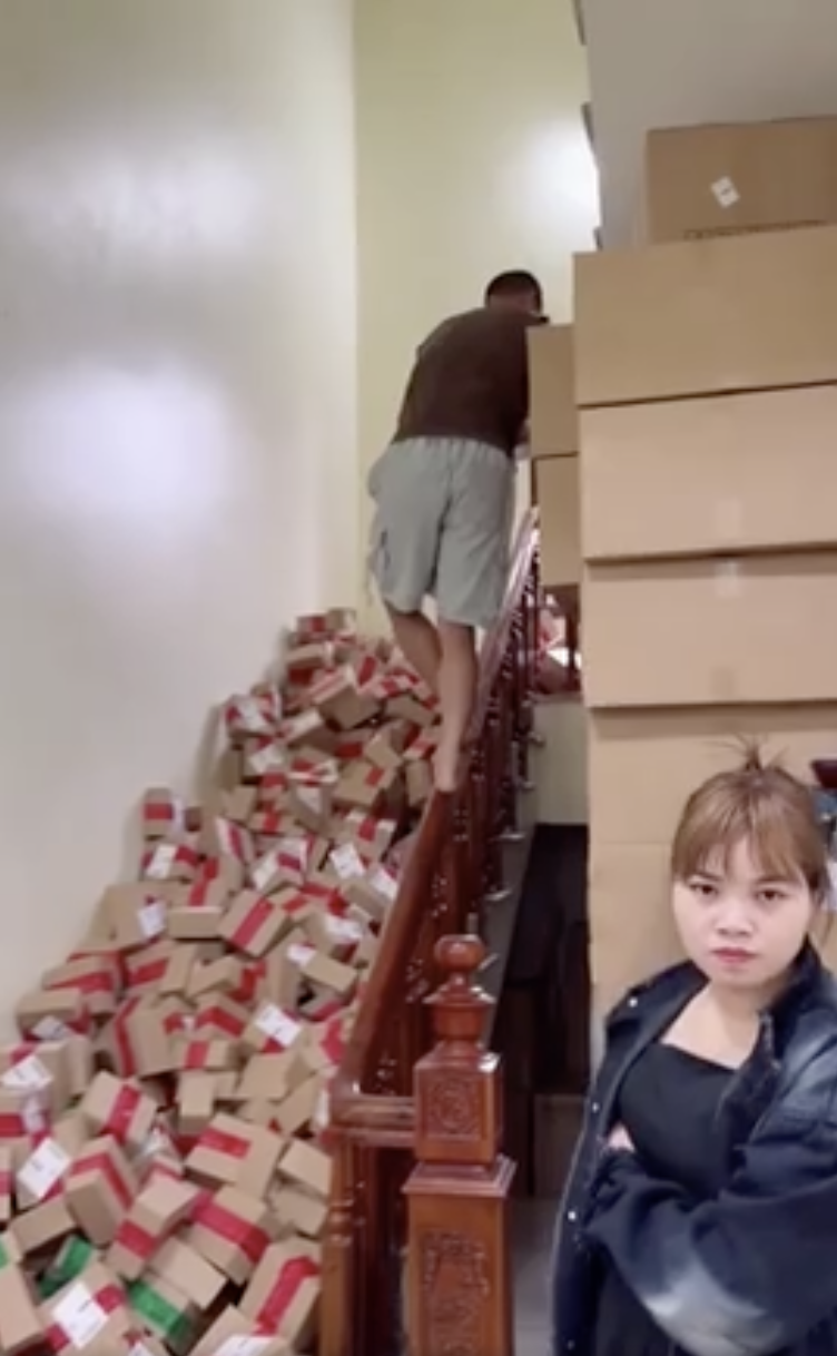 Từng khoe xe sang, biệt thự, đơn hàng chất đầy nhà: Gia đình Hải Sen giàu cỡ nào?- Ảnh 4.