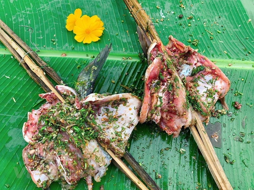 Ăn cá nướng giữa mùa hè oi bức nghe có vẻ nghịch lý? Nhưng với "pa pỉnh tộp", người Tây Bắc có lý do riêng!- Ảnh 4.