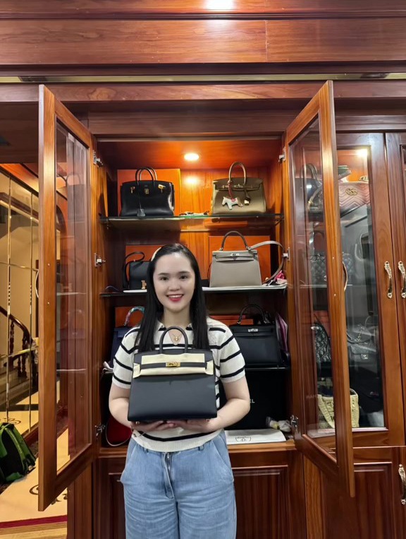 Dàn WAGs Việt kiếm tiền tỉ nhờ bán hàng online: Chu Thanh Huyền khoe đồ hiệu, lái xe sang, Quỳnh Anh còn khủng hơn- Ảnh 7.