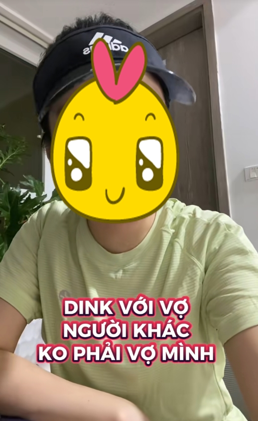 Vợ chồng cùng lên sân pickleball, chồng lại dink với vợ người khác, chán chê mới hỏi: Em đã đánh chưa?- Ảnh 1. Vợ chồng cùng lên sân pickleball, chồng lại dink với vợ người khác, chán chê mới hỏi: Em đã đánh chưa?- Ảnh 1.