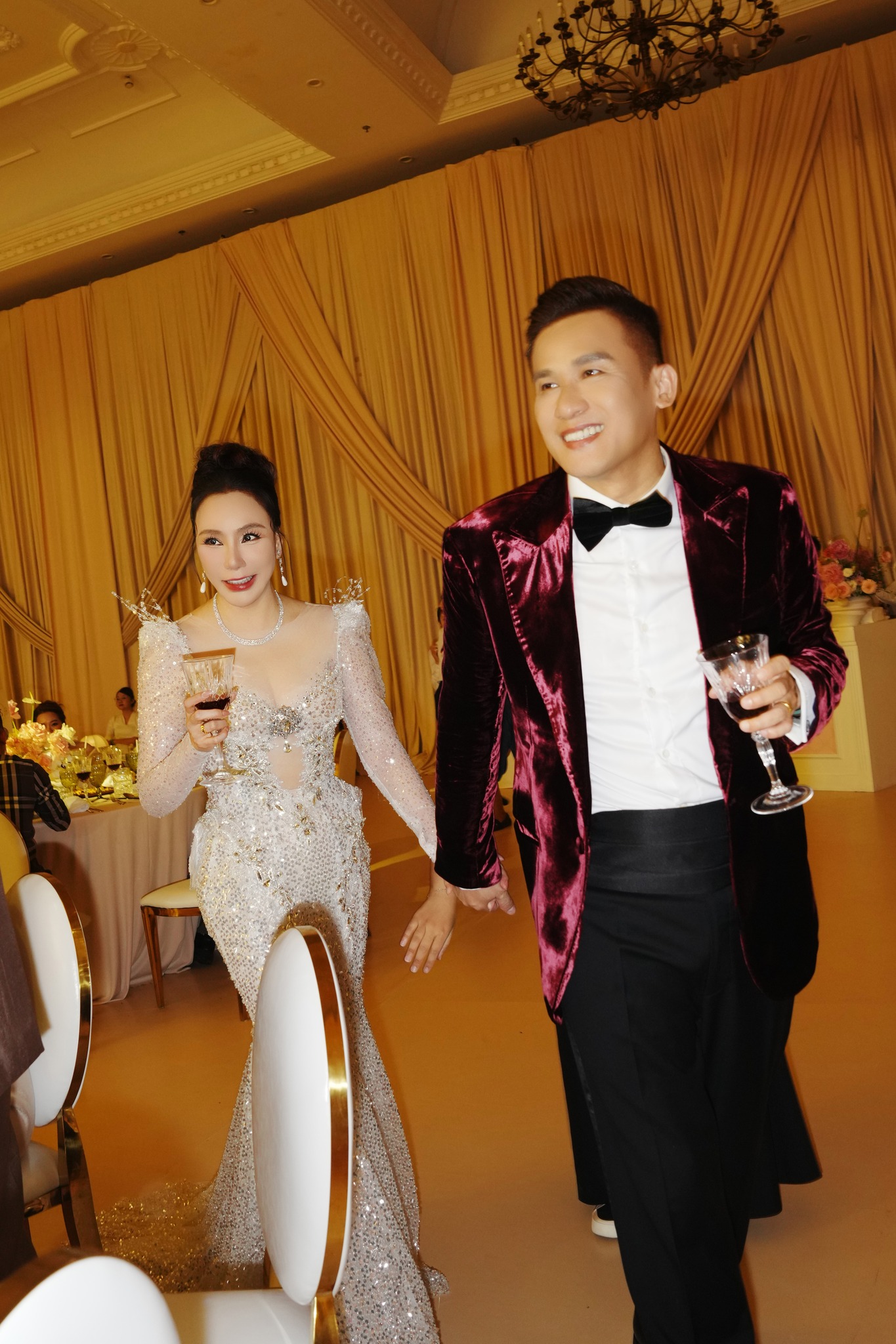 Nữ ca sĩ Vbiz đánh úp công khai con 2 tuổi, lễ cưới độc nhất vô nhị gây sốt cả truyền thông quốc tế- Ảnh 7.