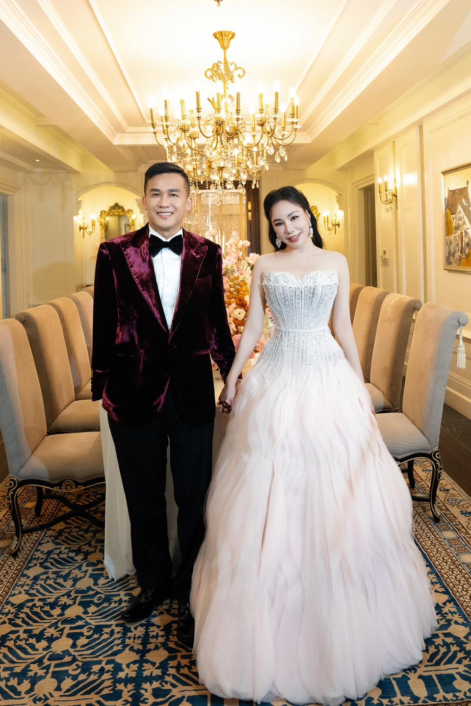 Nữ ca sĩ Vbiz đánh úp công khai con 2 tuổi, lễ cưới độc nhất vô nhị gây sốt cả truyền thông quốc tế- Ảnh 2.