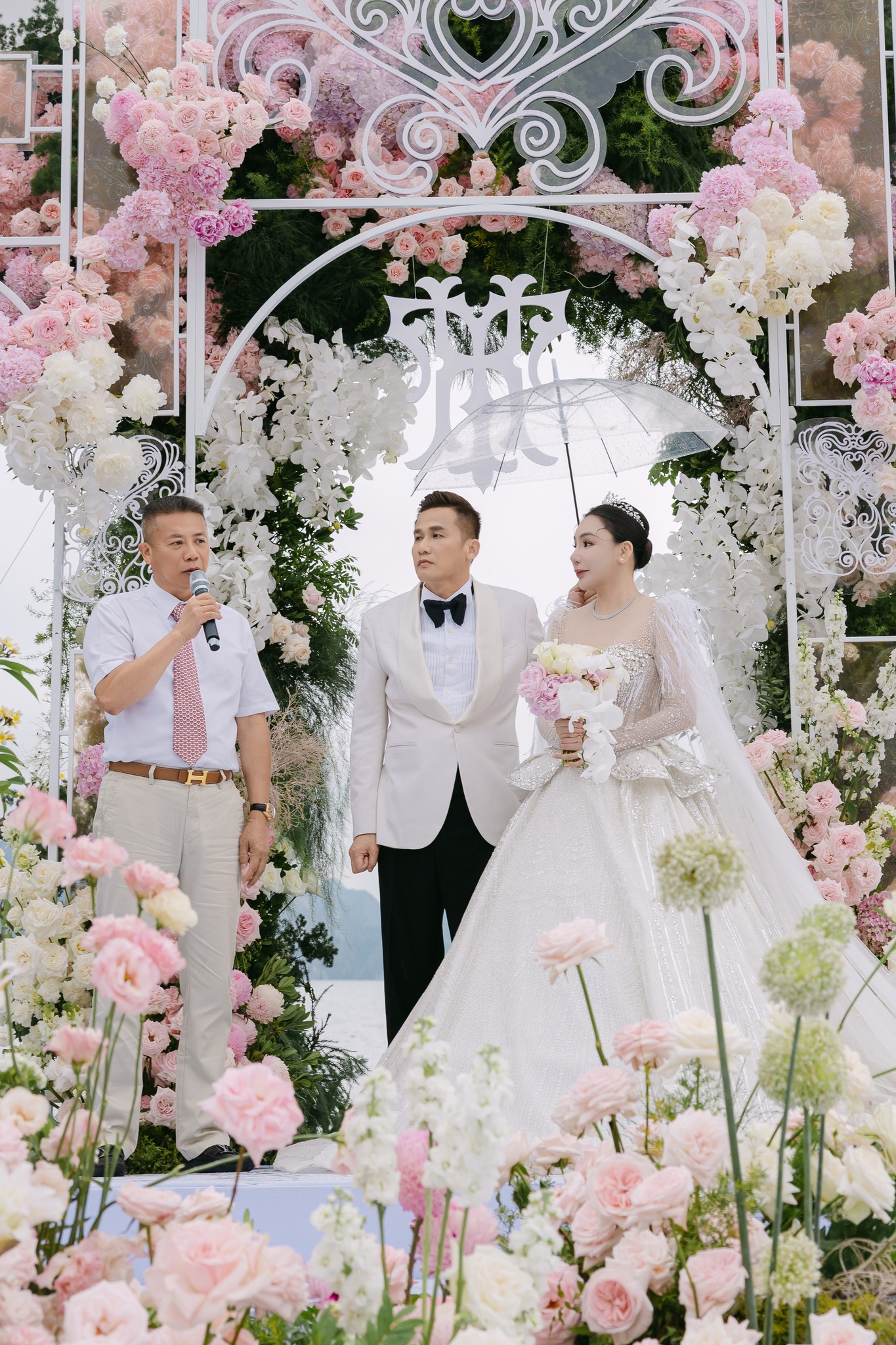 Nữ ca sĩ Vbiz đánh úp công khai con 2 tuổi, lễ cưới độc nhất vô nhị gây sốt cả truyền thông quốc tế- Ảnh 3.