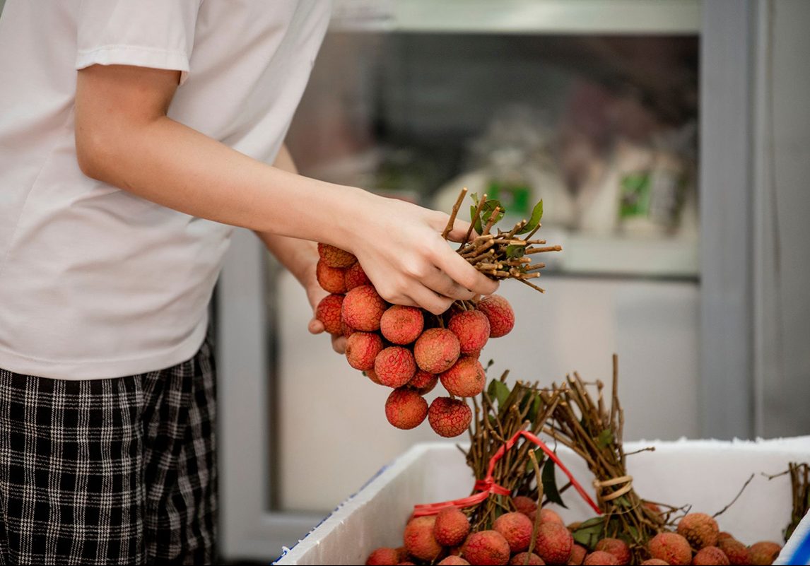 Làm việc này sau khi ăn vải, kết quả là làn da luôn láng mịn, căng hồng, không hề lên mụn nhọt- Ảnh 2.