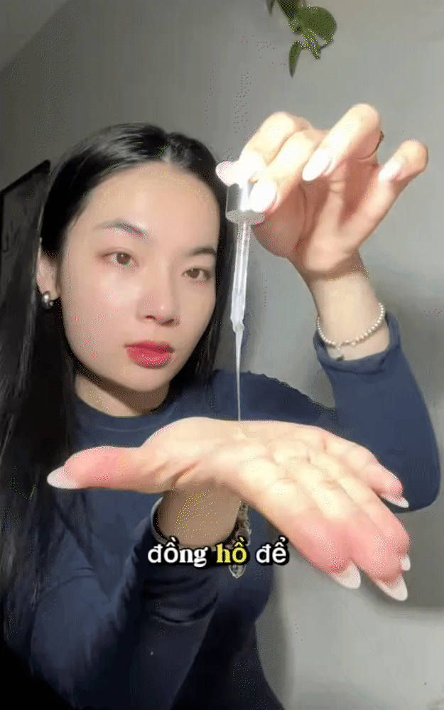 U40 vẫn sở hữu làn da căng bóng, không một nếp nhăn, nhờ thói quen thoa serum chẳng giống ai- Ảnh 6.