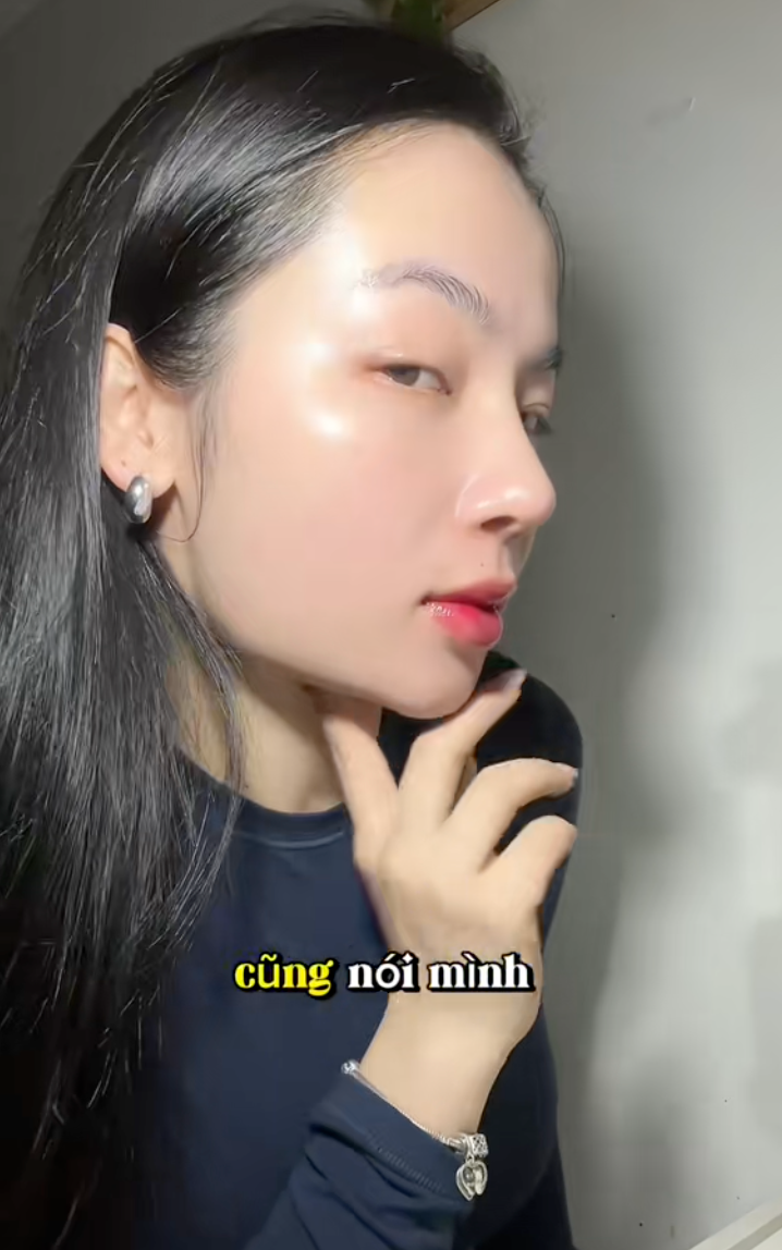 U40 vẫn sở hữu làn da căng bóng, không một nếp nhăn, nhờ thói quen thoa serum chẳng giống ai- Ảnh 5.