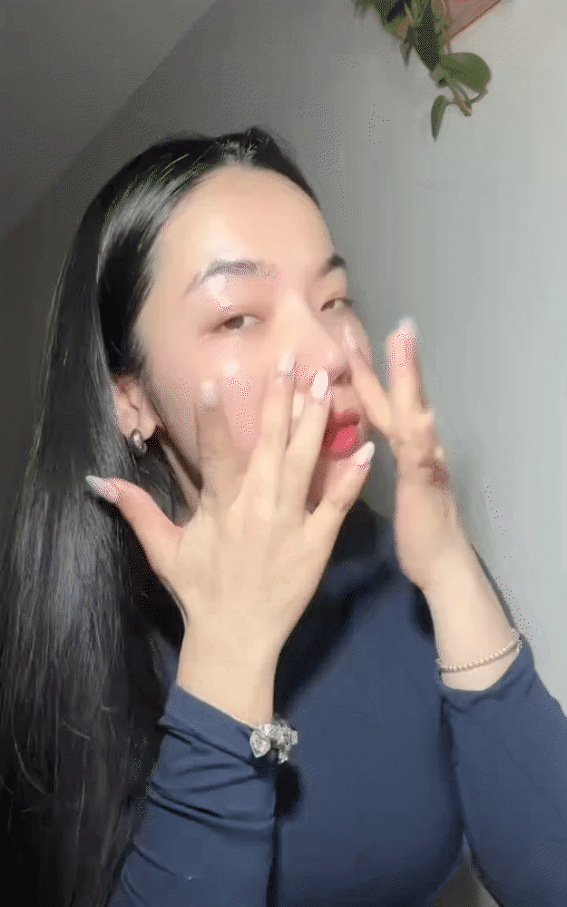 U40 vẫn sở hữu làn da căng bóng, không một nếp nhăn, nhờ thói quen thoa serum chẳng giống ai- Ảnh 9.