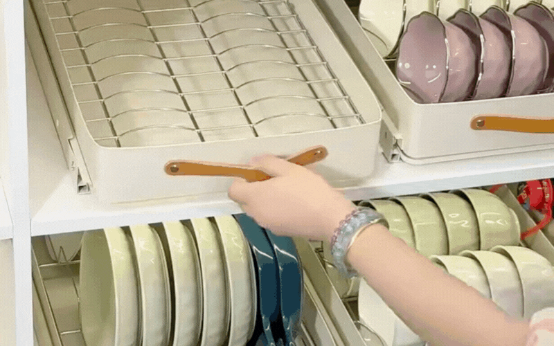 Chỉ với 1 món đồ nhỏ, tôi cải tạo tủ bếp sâu thành ngăn kéo gọn gàng, mẹo tiết kiệm không gian cực dễ làm- Ảnh 3.