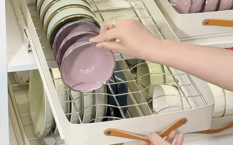 Chỉ với 1 món đồ nhỏ, tôi cải tạo tủ bếp sâu thành ngăn kéo gọn gàng, mẹo tiết kiệm không gian cực dễ làm- Ảnh 4.