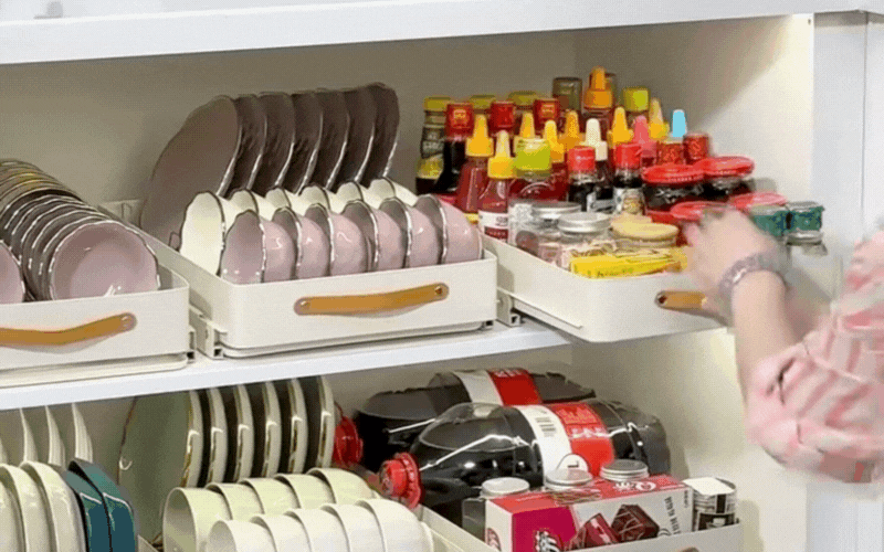 Chỉ với 1 món đồ nhỏ, tôi cải tạo tủ bếp sâu thành ngăn kéo gọn gàng, mẹo tiết kiệm không gian cực dễ làm- Ảnh 1.