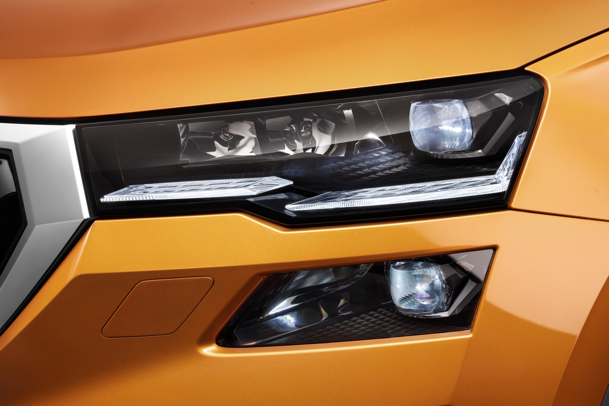 Ở Việt Nam vừa ra mắt xe ngang cỡ Corolla Cross dùng toàn đồ 'xịn': Khung gầm Audi, đèn pha chống chói- Ảnh 2.