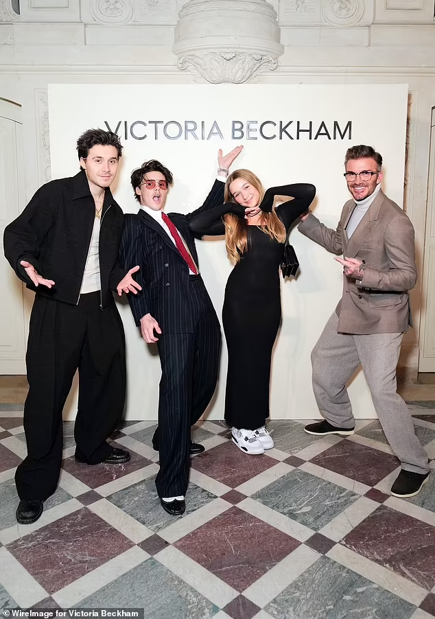 Tình cảm gia đình Beckham đã xấu tới mức cậu út thấy anh cả ở đâu là... né vội!- Ảnh 1.