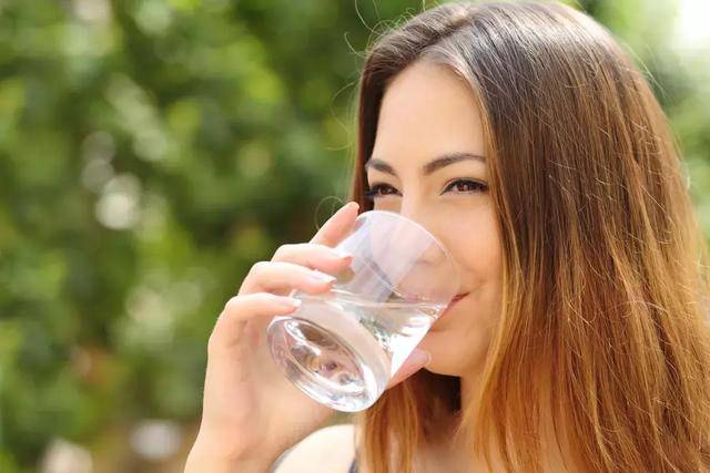 Không uống đủ nước khiến cơ thể mất nước, 8 căn bệnh này có thể sẽ "âm thầm" tìm đến bạn- Ảnh 2.