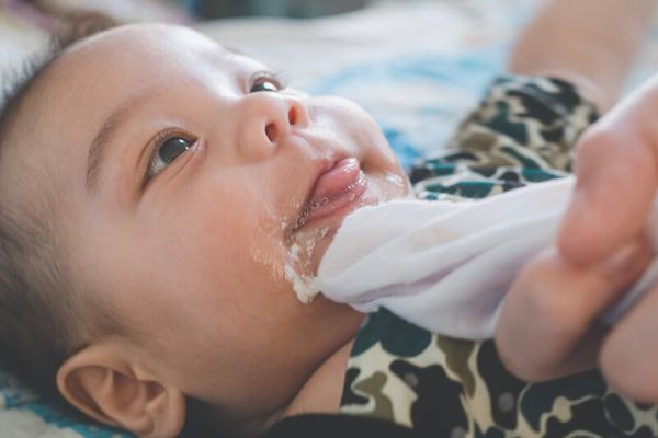 Bé tiêu chảy, nôn ói sau khi uống sữa: Có nhiều mẹ không bao giờ nghĩ rằng "thủ phạm" chính là điều này- Ảnh 2.