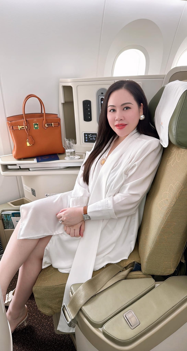 Nữ diễn viên "lùn nhất" Việt Nam bị đá xéo chỉ biết ăn bám chồng Tây- Ảnh 3. Nữ diễn viên "lùn nhất" Việt Nam bị đá xéo chỉ biết ăn bám chồng Tây- Ảnh 3.