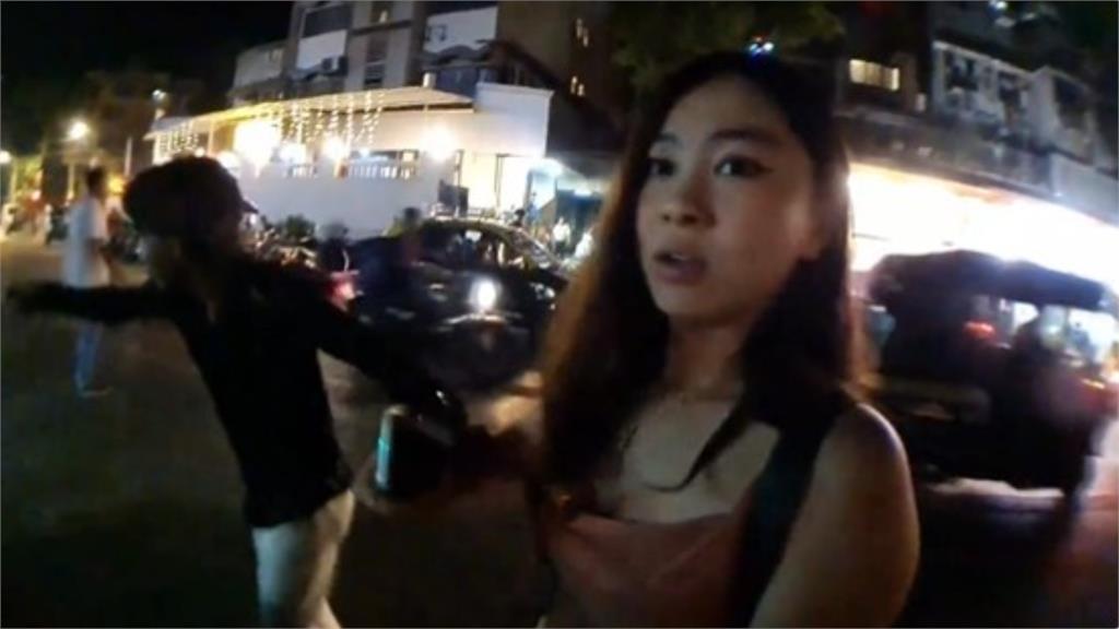 Nữ streamer xinh đẹp bất ngờ bị trai lạ "xàm sỡ" trên sóng, hoảng sợ tới tột cùng- Ảnh 2.