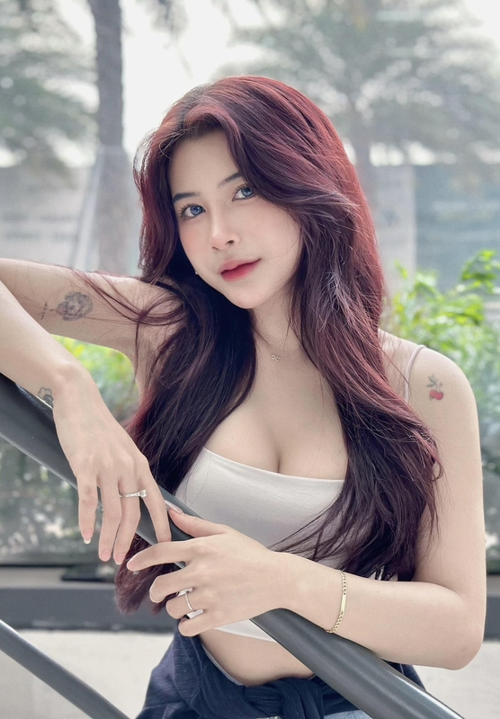 Chẳng diện đồ hở bạo, nữ streamer vẫn khiến fan nam ngẩn ngơ, ví như Seraphine đời thực- Ảnh 1. Chẳng diện đồ hở bạo, nữ streamer vẫn khiến fan nam ngẩn ngơ, ví như Seraphine đời thực- Ảnh 1.