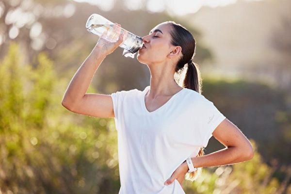 Không uống đủ nước khiến cơ thể mất nước, 8 căn bệnh này có thể sẽ "âm thầm" tìm đến bạn- Ảnh 3.
