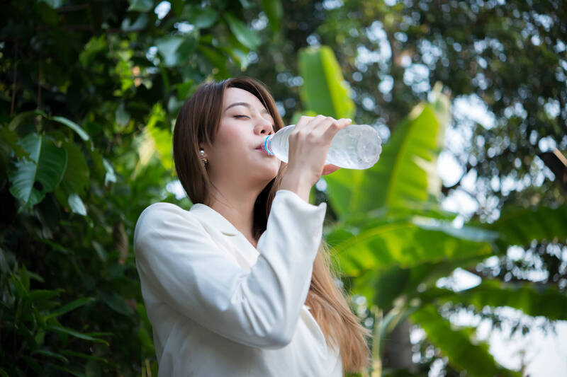 Không uống đủ nước khiến cơ thể mất nước, 8 căn bệnh này có thể sẽ "âm thầm" tìm đến bạn- Ảnh 1.