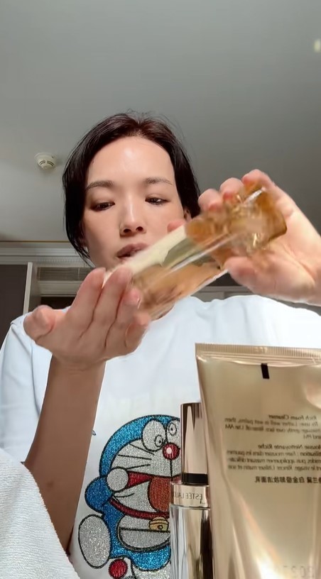 "Nữ thần không tuổi" Thư Kỳ, từ "vịt con xấu xí" nay vẫn khiến netizen ngỡ ngàng vì nhan sắc thật ở tuổi 49- Ảnh 1. "Nữ thần không tuổi" Thư Kỳ, từ "vịt con xấu xí" nay vẫn khiến netizen ngỡ ngàng vì nhan sắc thật ở tuổi 49- Ảnh 1.