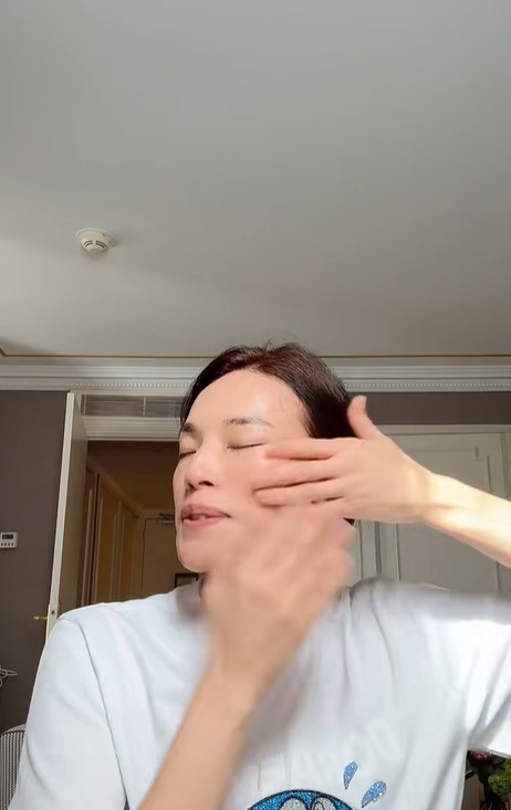 "Nữ thần không tuổi" Thư Kỳ, từ "vịt con xấu xí" nay vẫn khiến netizen ngỡ ngàng vì nhan sắc thật ở tuổi 49- Ảnh 2. "Nữ thần không tuổi" Thư Kỳ, từ "vịt con xấu xí" nay vẫn khiến netizen ngỡ ngàng vì nhan sắc thật ở tuổi 49- Ảnh 2.