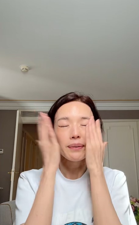 "Nữ thần không tuổi" Thư Kỳ, từ "vịt con xấu xí" nay vẫn khiến netizen ngỡ ngàng vì nhan sắc thật ở tuổi 49- Ảnh 3. "Nữ thần không tuổi" Thư Kỳ, từ "vịt con xấu xí" nay vẫn khiến netizen ngỡ ngàng vì nhan sắc thật ở tuổi 49- Ảnh 3.