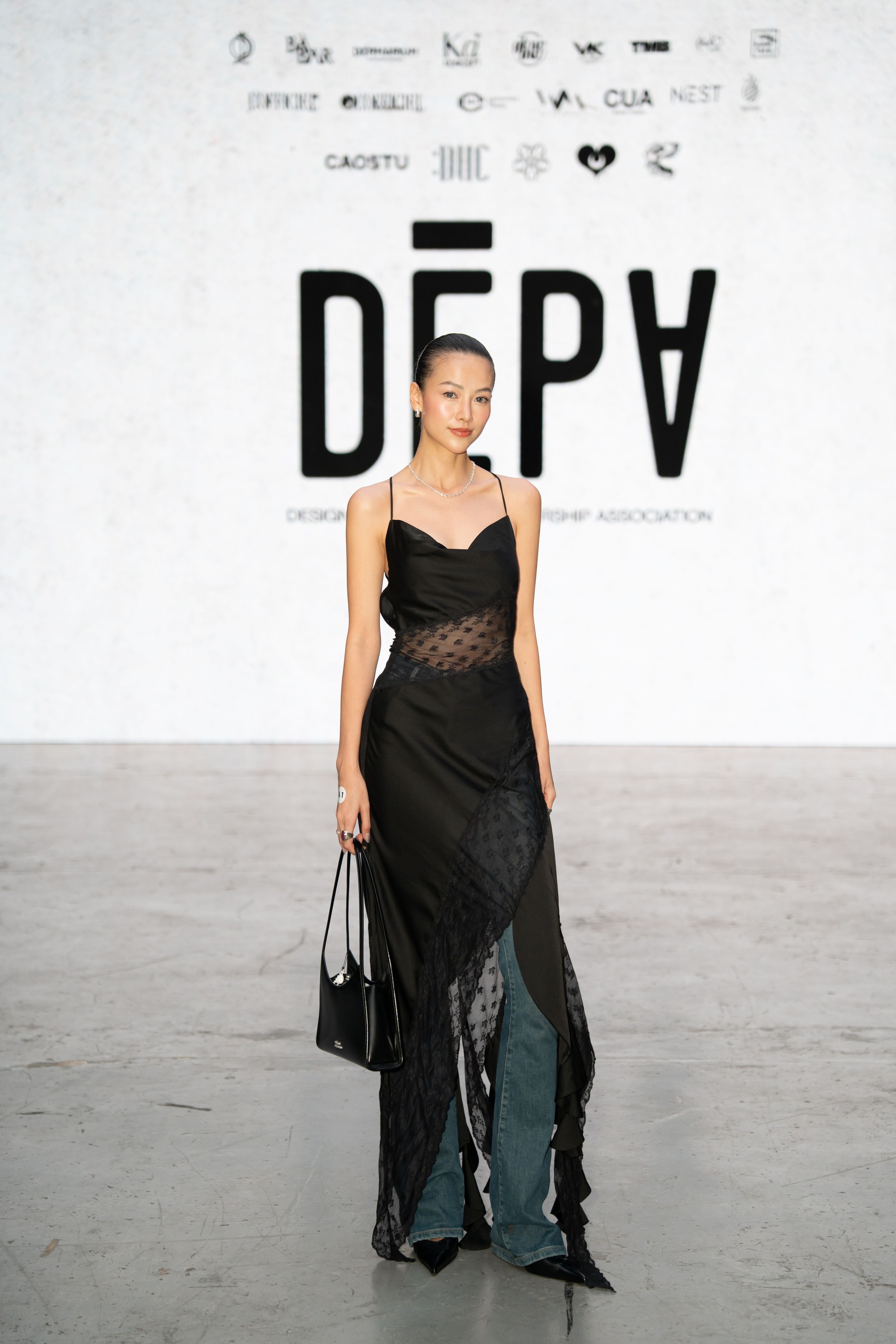 HH Phương Khánh lên đồ "chất - lạ", Ái Phương, Tóc Tiên sexy hết nấc trên thảm đỏ thời trang- Ảnh 9.